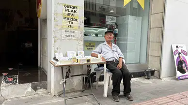90 Yaşındaki Adam, 70 Yıldır Plak ve Cd Satarak Mesai Yapıyor