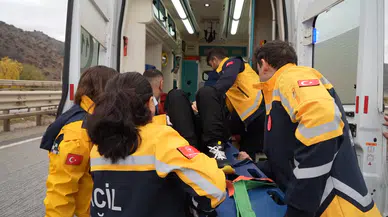 Düğün Konvoyundaki Otomobil Bariyere Çarptı