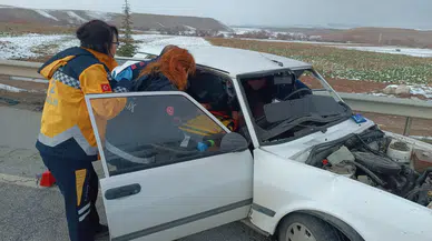 İki Otomobil Çarpıştı, Sürücüler Yaralandı