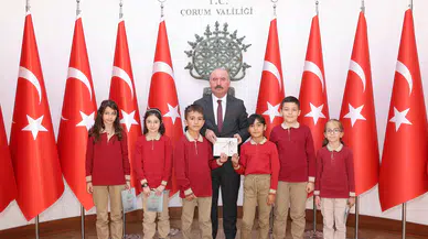 Minikler, Yazdıkları Kitapları Vali Çalgan’a Hediye Etti