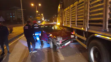 TIR ile Otomobil Çarpıştı, Sürücü Yaralandı
