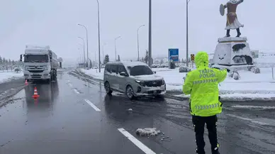 Aksaray’da Nevşehir ve Konya Karayolları Trafiğe Kapatıldı