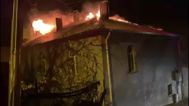 Amasya’yı Fırtına Vurdu: Devrilen Ağacın Kollarını Vatandaş Kesti