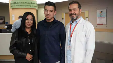 Annesinin Yıllardır ’Dik Dur’ Dediği Genç, 3 Saatte 5 Santim Uzadı