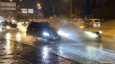 Antalya’da Apansız Bastıran Sağanağa Vatandaşlar Hazırlıksız Yakalandı