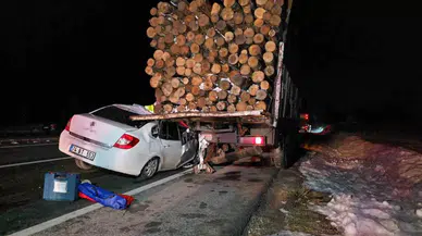 Araba, Tomruk Yüklü Kamyonun Altına Girdi: 1 Yaralı
