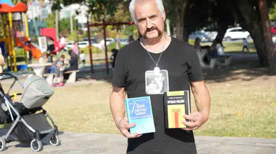 Arabasını Kütüphaneye Çeviren Emekli Öğretmen 8 Yılda 100 Bini Aşkın Fiyatsız Kitap Dağıttı