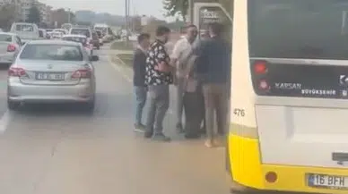 Aracını Otobüs Durağına Çekti, Kendisini Uyaran Sürücüye Silah Çekti