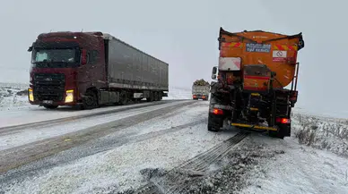 Ardahan’da Çok Sayıda Araç Buzlanma Nedeniyle Yolda Kaldı