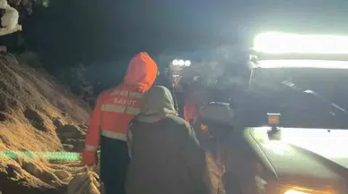 Artvin’de İçerisinde Hasta Olan Köy Servisi Kara Saplandı, Yardımına Gruplar Yetişti