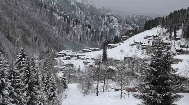 Ayder Yaylası’nda Günlerdir Devam Eden Kar Yağışı Hem Ziyaretçileri Hem İşletmecileri Memnun Ediyor