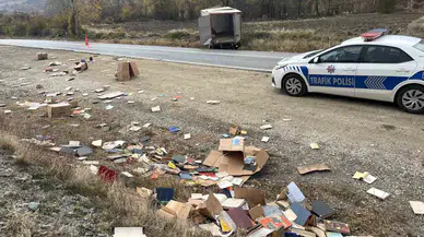 Bakanlığa İlişkin Kamyon Kaza Yaptı, Kitaplar Etrafa Saçıldı: 1 Yaralı