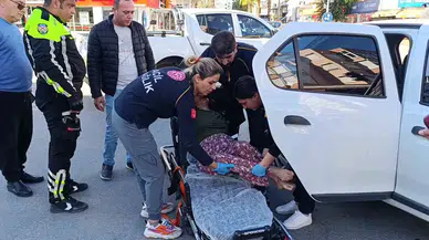 Bayılan Karısını Hastaneye Götürürken Kaza Yaptı, Ambulansla Baygın Halde Hastaneye Götürüldü