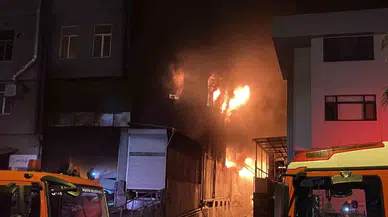 Beylikdüzü’nde Korkutan Fabrika Yangını: Patlamalar Peş Peşe Geldi