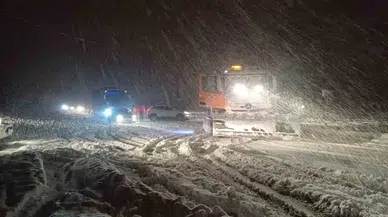 Bolu Dağı’nda Trafiğe Kar Pürüzü: Yolda Kalan Araçlar İçin Gruplar Seferber Oldu