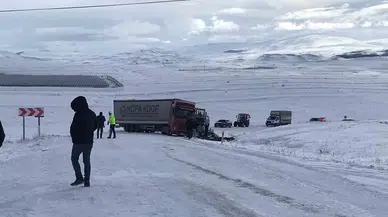 Buzlanma Yüzünden Kayan Tır Yolu Trafiğe Kapattı