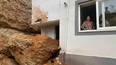 Çok Yağış Sebebiyle Kopan Kaya Kesimi Meskenin Kapısına Çarptı