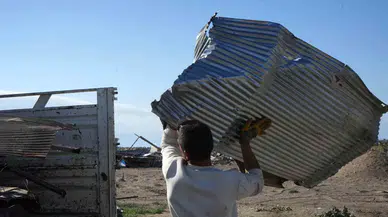 Denize Sıfır Ücretsiz Çardaklar Yıkıldı, Hurdacılar Bölgeye Akın Etti