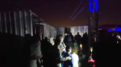 Depremzedeleri Korkutan Yangın: 3 Konteyner Alevlere Teslim Oldu