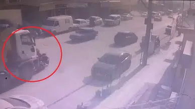 Hafriyat Kamyonunun Altında Kalan Motosikletli Aracın Altından Yürüyerek Çıktı: O Anlar Kamerada