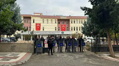Halfeti Belediyesi Önünde Polislere Taşlı Atakta 10 Tutuklama