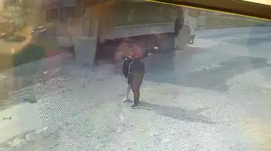 Kapak Açılınca Hafriyat Kamyonundaki Molozlar Yola Döküldü, O Anlar Kamerada