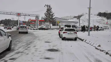 Kars’ta Yollar Buz Pistine Döndü