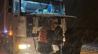 Kış Lastiği Olmayanlar Yolda Kaldı, Gruplar Şoförlerin Yardımına Yetişti