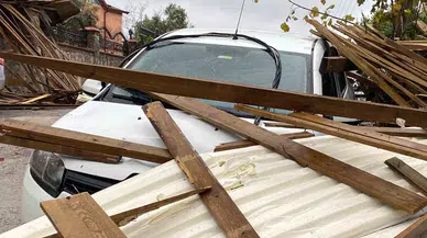 Kocaeli’de Çatı Uçtu, 6 Araba Hasar Gördü