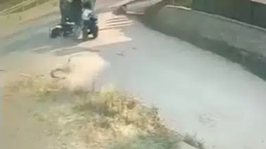 Motosiklet Şoförü, Çarpıştığı Patpatın Altında Kaldı
