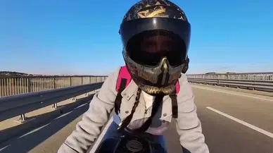 Motosiklet Şoförü Otoyolda Çantasını Açık Unutunca Eşyaları Uçtu