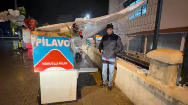 Naylon Altında Nohutlu Pilav Satarak Konutunu Geçindiriyor