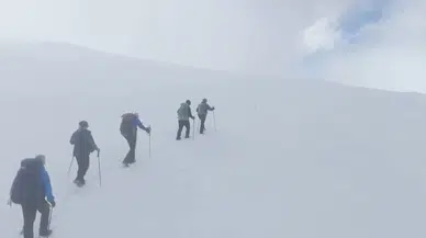 (Özel) Tepeye Çıkan Dağcılara Uludağ’da Dönemin Birinci Kar Sürprizi