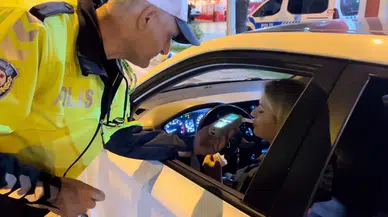 (Özel) Uygulama Noktasında Polis Memurunun Alkollü Şoför ile İmtihanı Kamerada