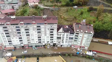 Rize’de Heyelan Nedeniyle Tahliye Edilen Apartman Sakinlerinin Bekleyişi Sürüyor