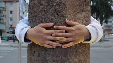 Roma Devrinden Günümüze Uzanan Tarihi ’Kucaklama Taşı’ Vatandaşların İlgisini Çekiyor