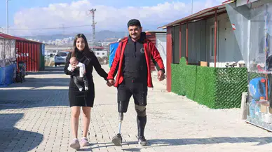 Sarsıntıda Bacaklarını Kaybeden Genç, Asrın Felaketi Sonrası Evlendiği Eşiyle Aylar Sonra El Ele Tutuşup Yürümenin Memnunluğunu Yaşıyor