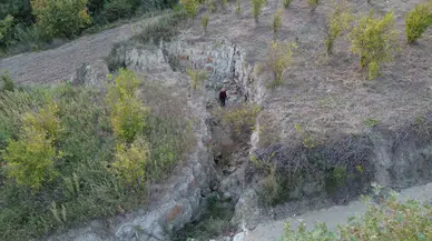 Sarsıntının İkiye Böldüğü Tarladaki 4 Metre Derinliğe Sahip Devasa Yarık İmajıyla Ürkütüyor