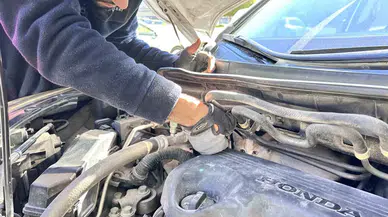 Seyir Halindeyken Aracından Gelen Sesi Fark Eden Şoför, Soğuktan Motora Sığınan Yavru Kediyi Kurtardı