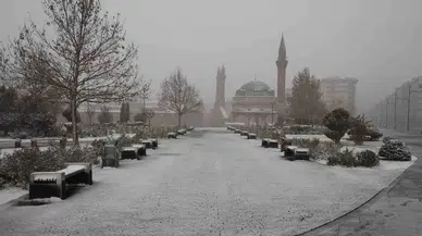 Sivas’ta Özlenen Kar Kent Merkezine Düştü, Şoförler Hazırlıksız Yakalandı