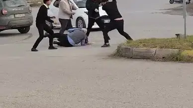 Trafikte Çıkan Tartışmada, Süpürgeyi Arbede Ettiği Adamın Üzerinde Kırdı