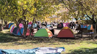 Üniversite Öğrencilerinden Göl Kenarında Kamp