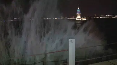 Üsküdar’da Dev Dalgalar Kıyıyı Dövdü