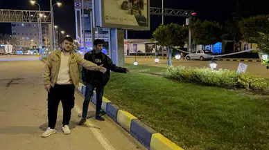 Üzerine Basıldığında İnsanları Gülümseten Ses Tonuyla Uyaran Sensör Sitemini Denemek İsteyen Çimlere Bastı