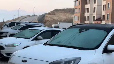 Yüksekova’da Araçların Camları Buz Tuttu