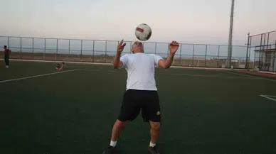 55 Yaşındaki Futbolcu Lider, Babalarıyla Birlikte Futbol Oynadığı Gençlerle Alanda Ter Döküyor