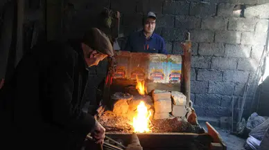 95 Yaşındaki Demirci Ustası Mustafa Dede Yaşıtlarına Taş Çıkartıyor