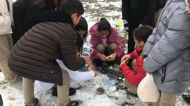 Çocuklar Aç Kalan Hayvanlar İçin Doğaya Yiyecek Bıraktı