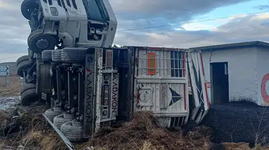 Devrilen Tırın Kabini Havada Asılı Kaldı