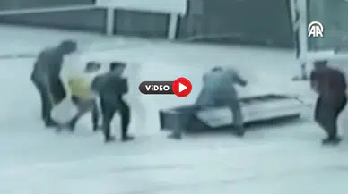 Dolaba Giren Fareyi Çıkartma Çalışması Yüzleri Güldürdü